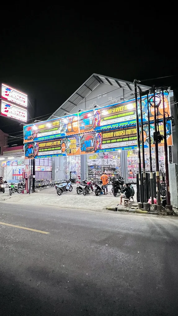 Tampak depan Madiun Variasi Motor malam hari